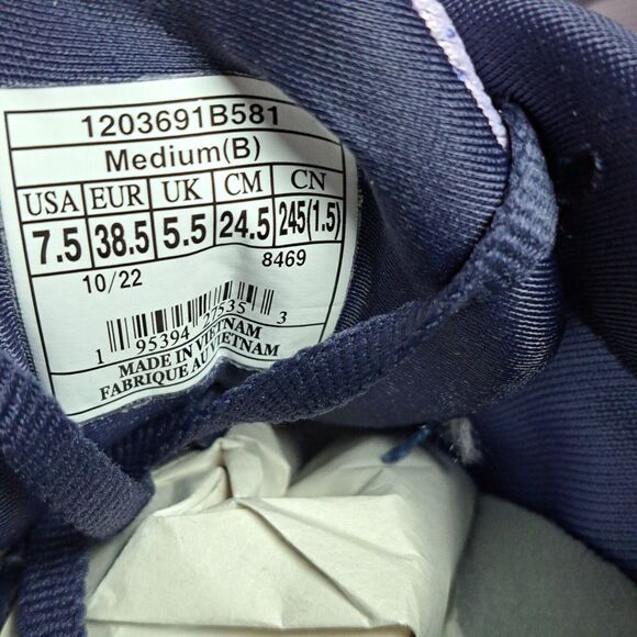 Brooks Purple Athletic Shoes with Mesh Design and Cushioning - Picture 9 of 9